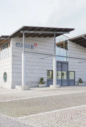 Firmengebäude eines Granitwerkes