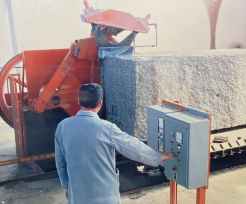 Historische Bild einer Maschine zur Verarbeitung von Naturstein