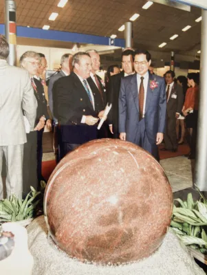 Kugelbrunnen ausgestellt auf einer Messe mit promienten Menschen