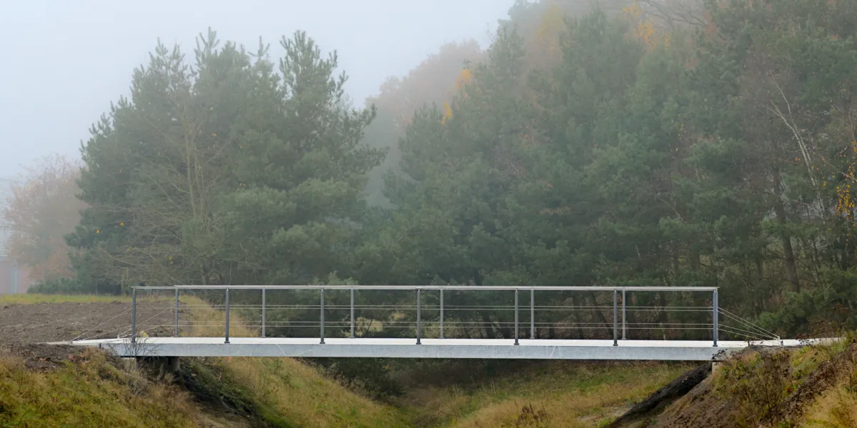 Vorgespannte Granitbrücke bei Nebel und Herbststimmung