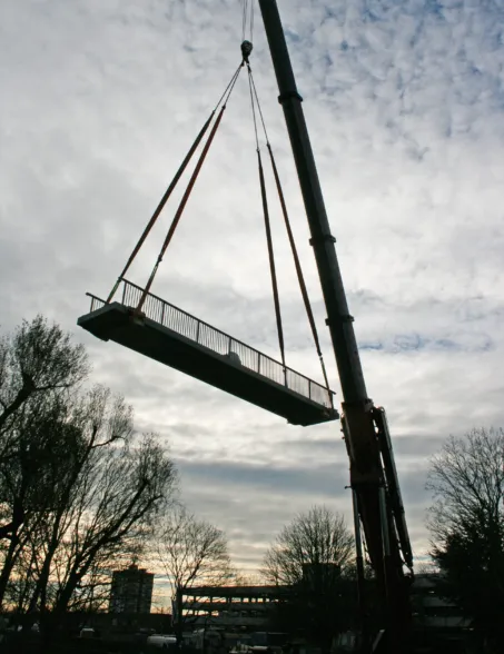 Kraneinhub einer Fertigteilbrücke