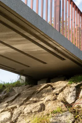Durchgestecktes Geländer einer vorgespannten Granitbrücke